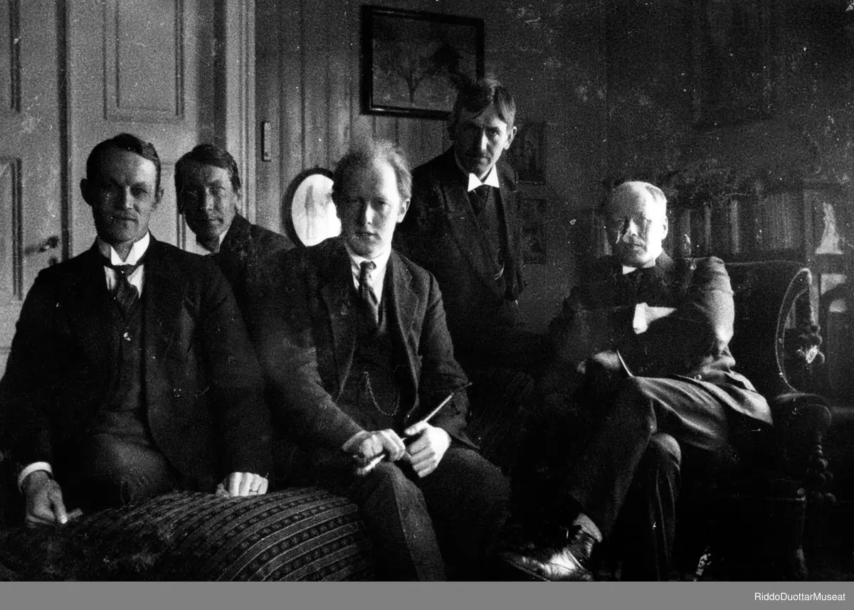 Báhpat čoahkkanan Guovdageidnui, 8.-11.04.1921
Prestemøte i Kautokeino. 

Báhpat Peter Lorenz Guovdageainnus, Westeson Gárasavvonis, Jensen Kárášjogas, Astrup Ivggus ja Bøckman Skiervvás.