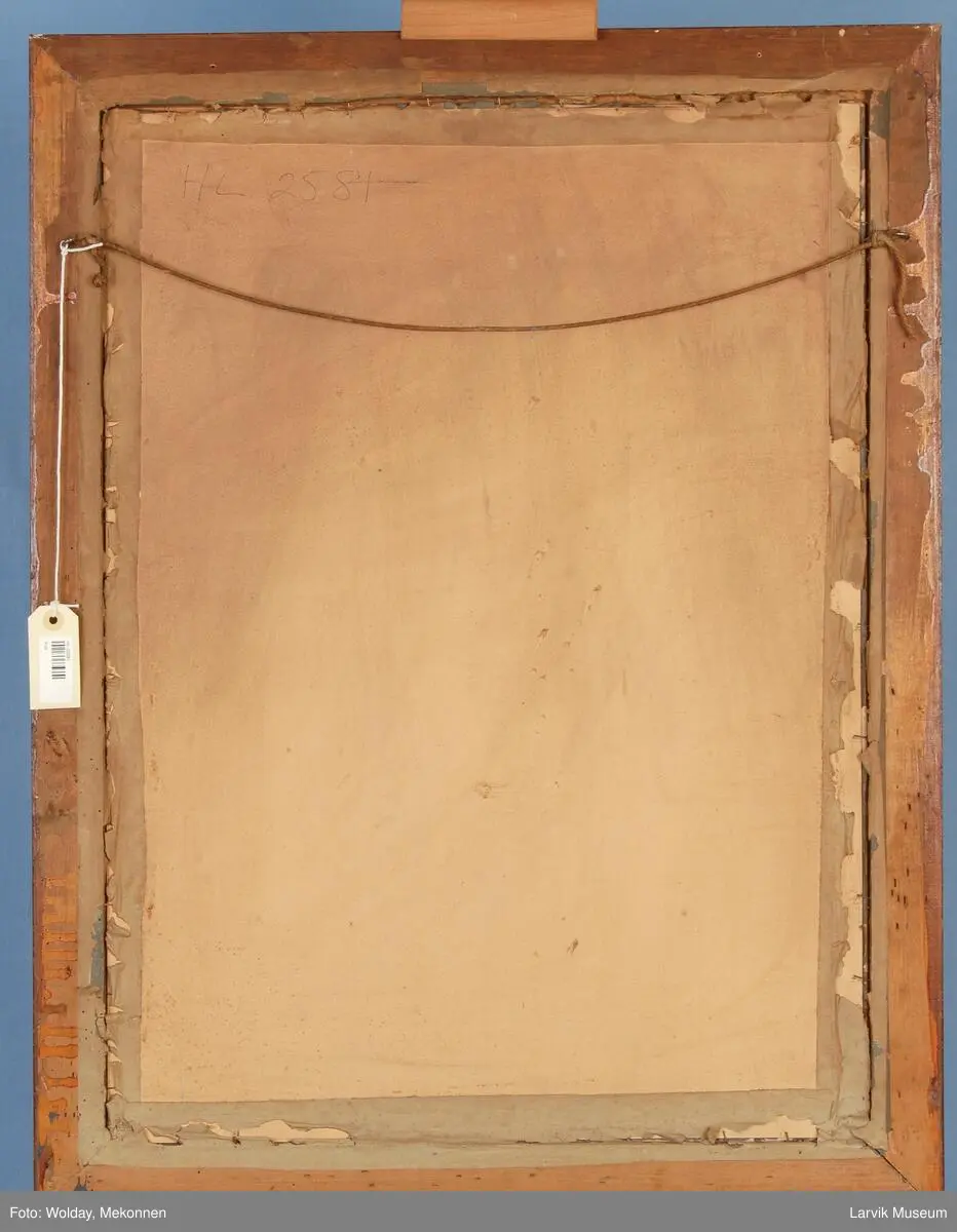 kvinne som sitter på en stol og ser ut av vindu