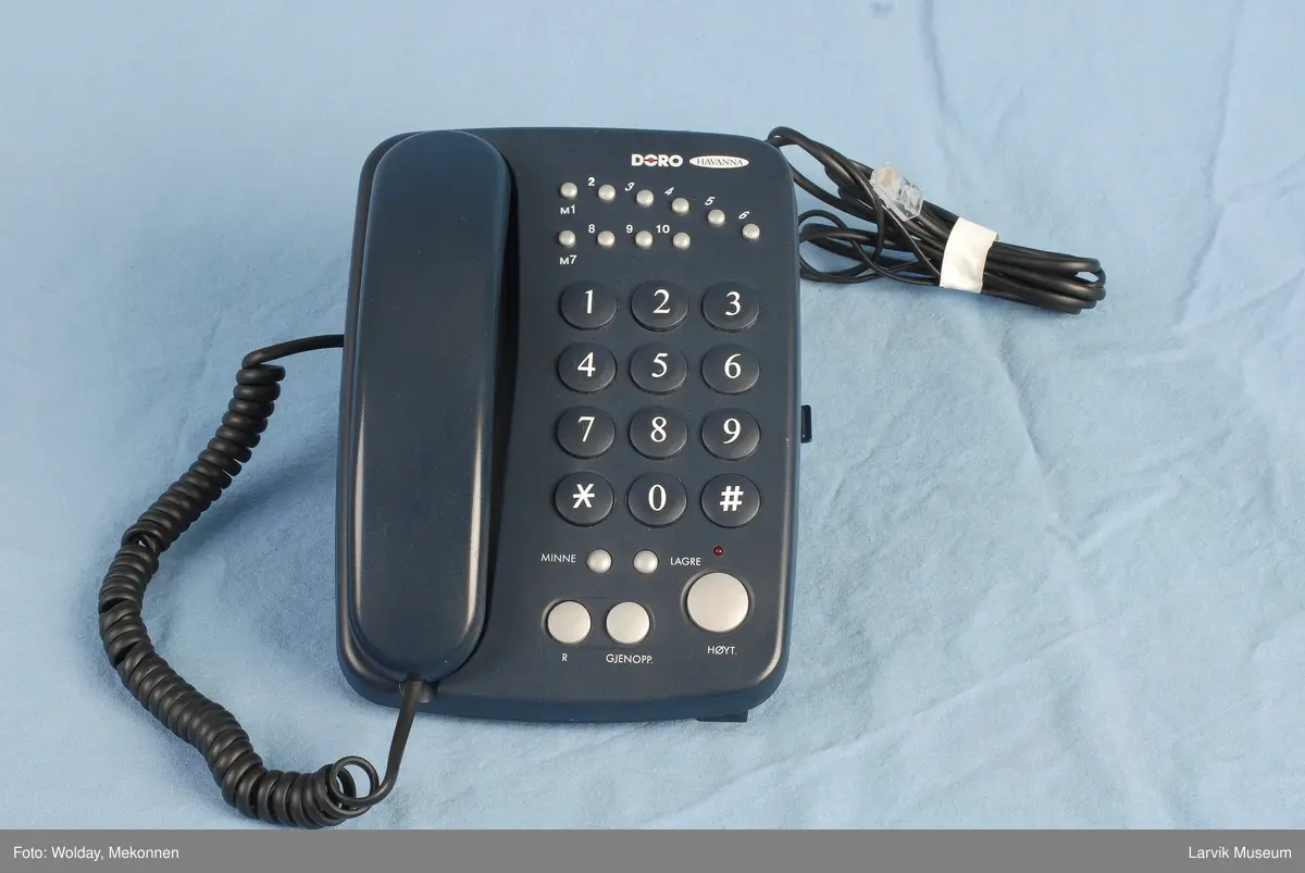 Form: Store runde taster, telefonrøret på venstre side.
