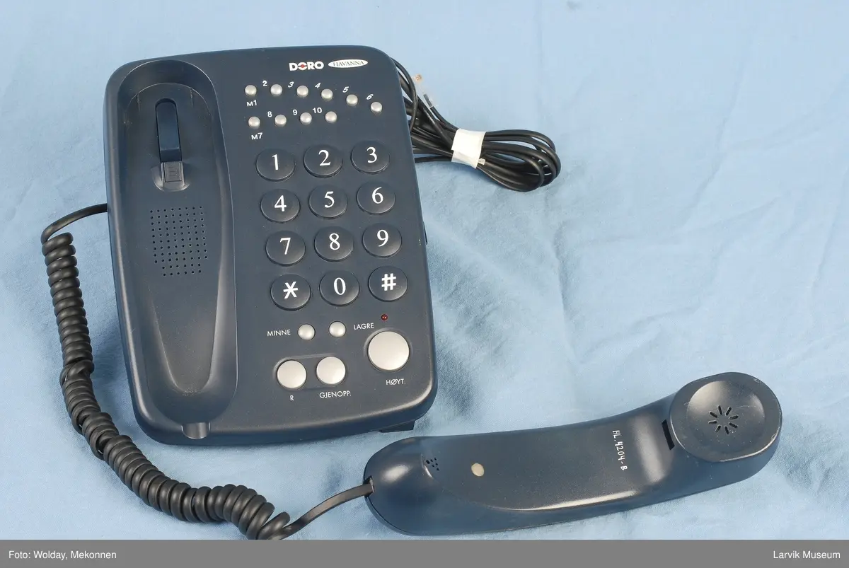 Form: Store runde taster, telefonrøret på venstre side.
