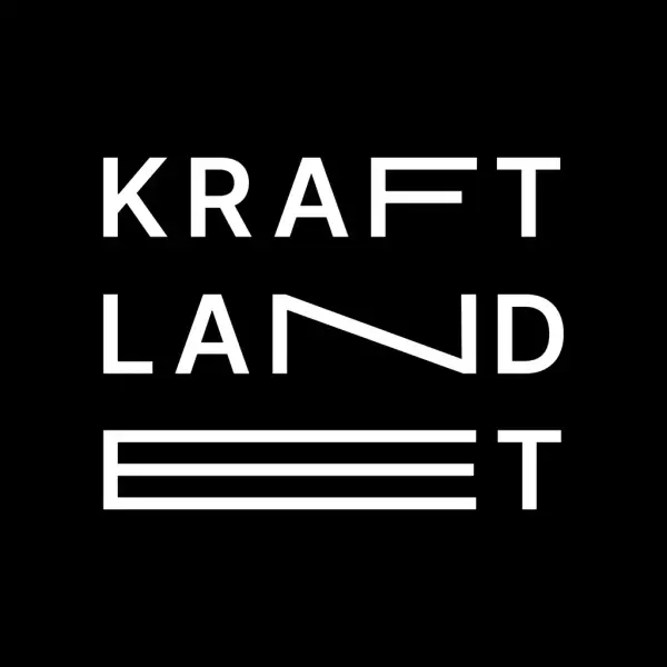 Logoen til Kraftlandet. Ein svart firkant med kvit skrift i midten kor det står Kraftlandet.