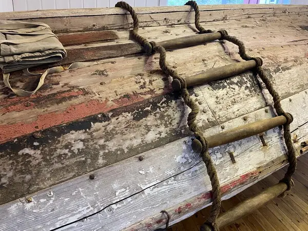 Fra fast utstilling - veltet båt og stige