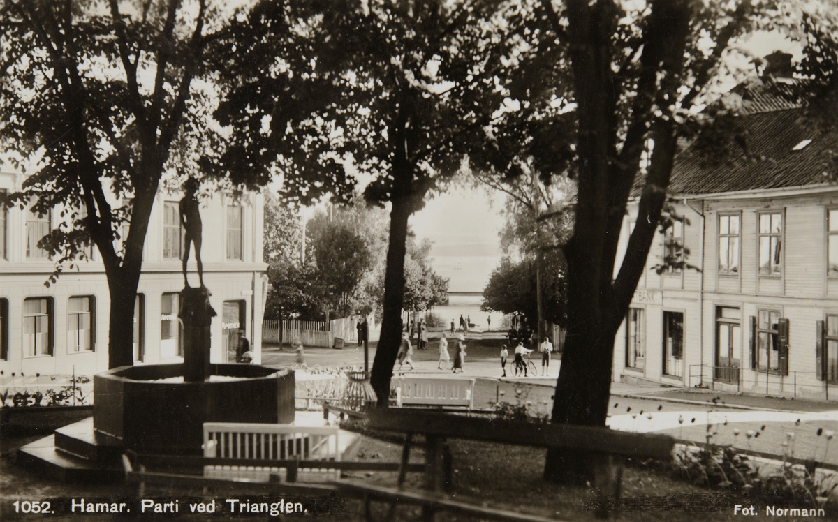 Postkort, Hamar, Triangelparken, Lierbakken, Seminargata, Gutav Vigelands statue "Ynglingen" , gutten i parken, "Triangelgutten"