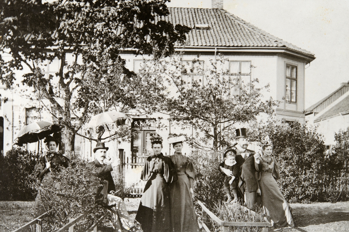 Postkort, Hamar, Strandgatehagen til Strandgata. 31. Hageselskap, 31. Mai 1896. Albert Steen til høyre, familien Steen i sin private hage utenfor btikken,