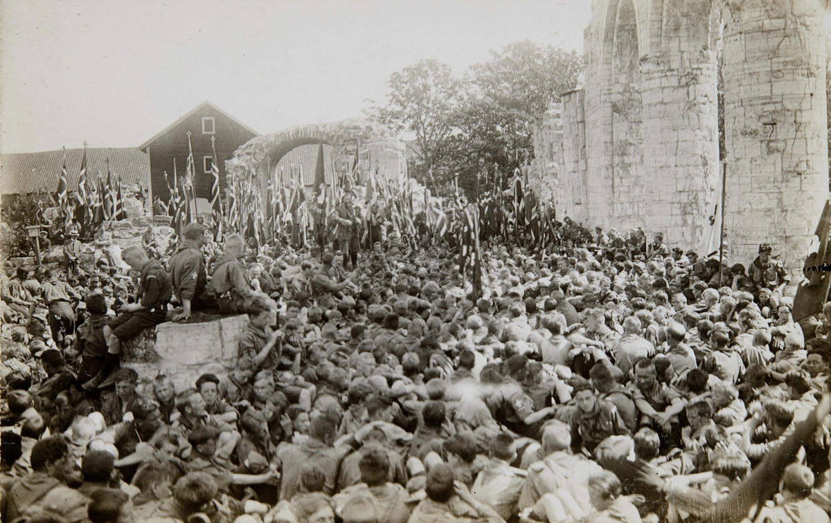 Postkort, Hamar, Domkirkeruinen på Domkirkeodden, gudstjeneste for den store speiderleieren som var på Hamar i 1924, stor gruppe barn,