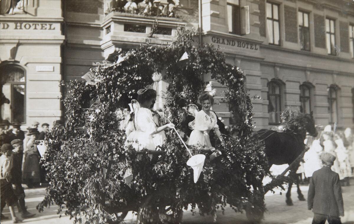 Postkort, Hamar, innsamlingsaksjon, pengeinnsamling, barnehjelpsdagen, folk i kostymer, innsamling til Hamar barnehjem, hestekjøretøy foran Grand Hotell,