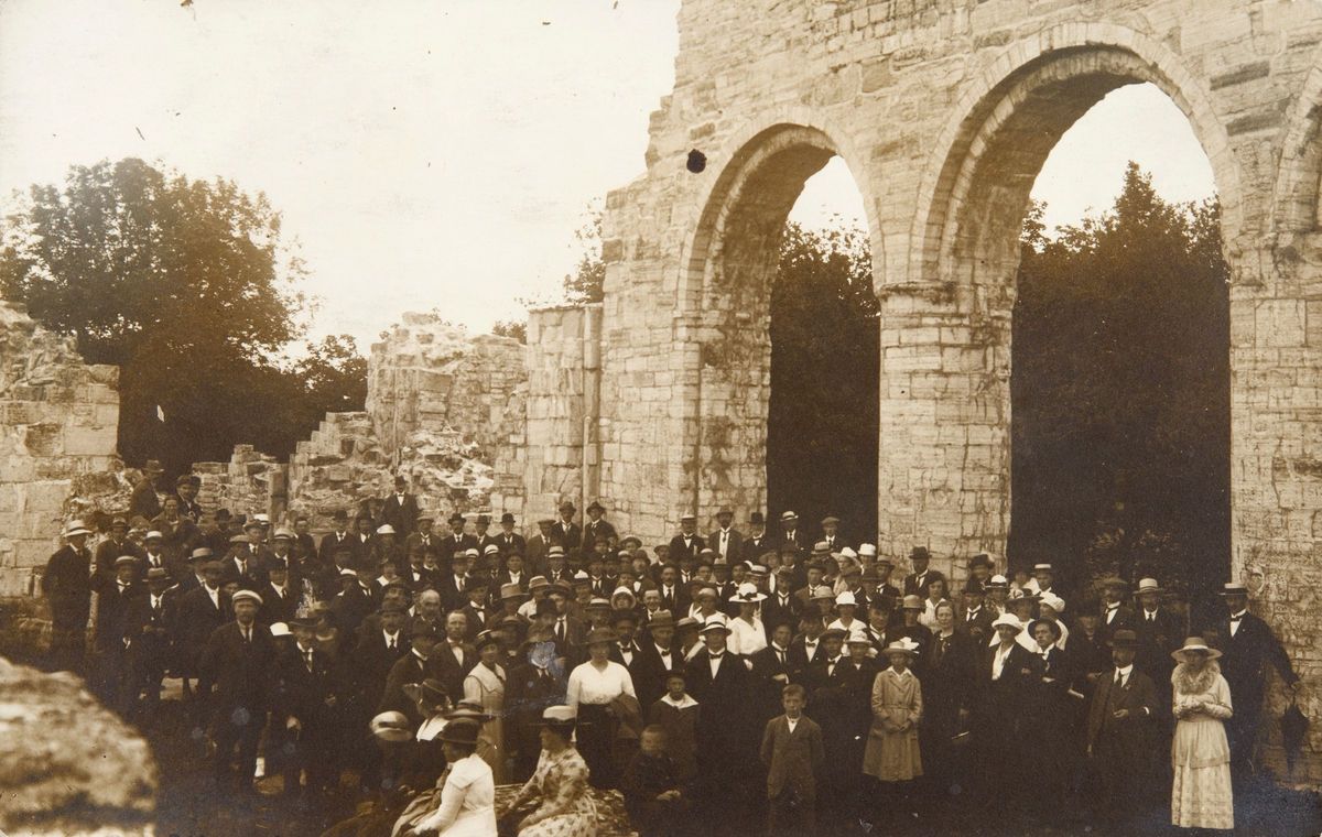 Postkort, Hamar, Domkirkeruinen på Domkirkeodden, stor gruppe mennesker, deltakere på "Storlosjemøtet" i 1919,