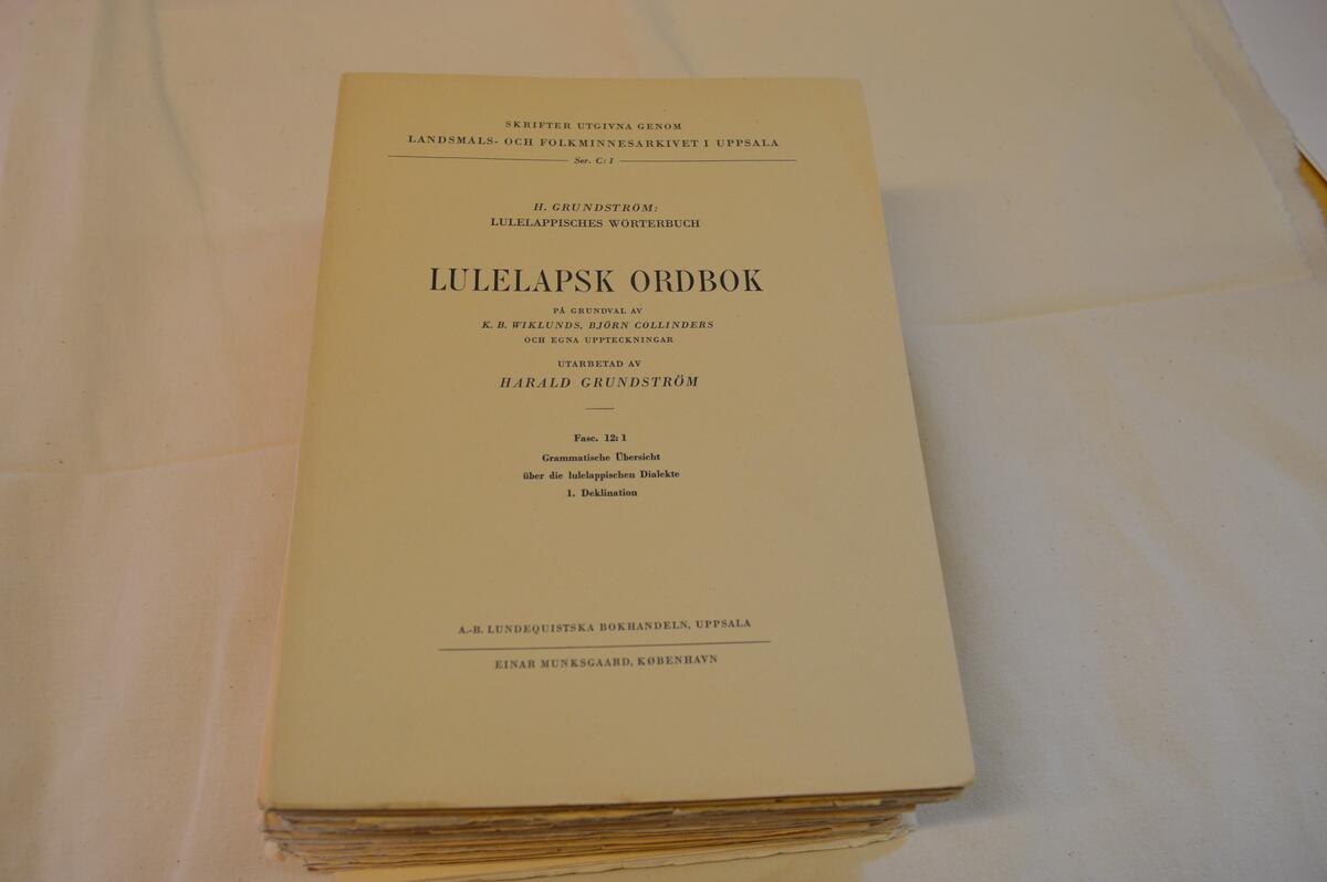 Harald Grundstrøm´s ordbok: "Lulelapsk ordbok", Uinnbundet versjon, Utgitt Boktryckeri Aktiebolag, Uppsala 1953, Sverige. Tilsammen 12 stk hefter.