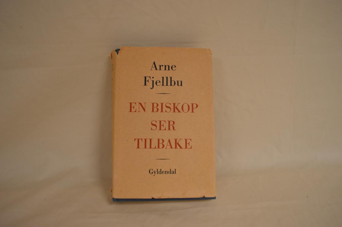 Boka Fjellbu, Arne: En biskop ser tilbake. Gyldendal Norsk forlag 1960.

Boka er på 381 sider. På side 263-266 beskriver han sin flukt til Sverige under den andre verdenskrig, der samiske grenseloser i Tysfjord hjalp han å flykte ved at de loset han over grensen fra Hellmofjorden i Tysfjord til Sverige.