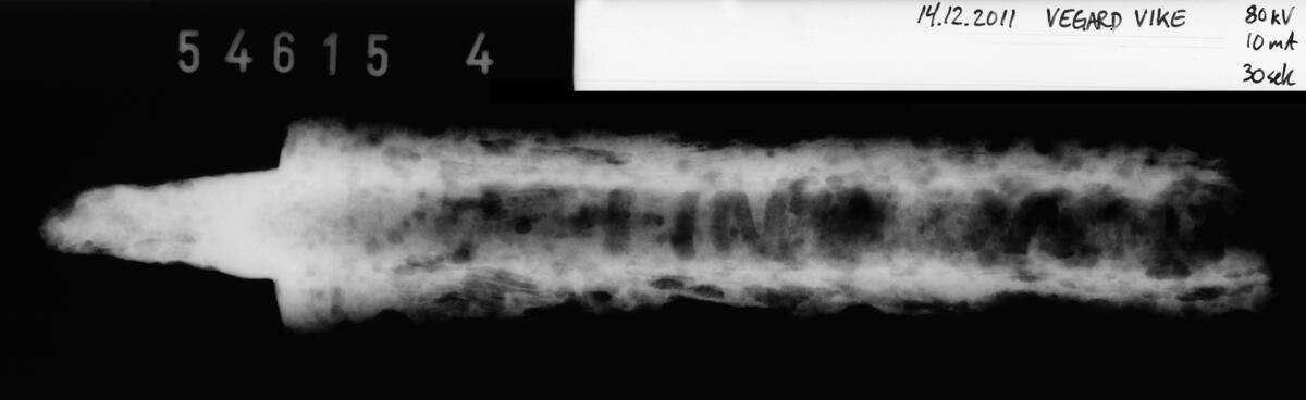 Øvre del av tveegget sverklinge av jern. Fragment med nedre del av tange intakt. Kraftig markert blodrefill, bredde 2 cm. Mønster i avskalling på den ene siden av bladet kan tyde på at klingen er mønstersmidd. Sverdet er tegnet i Statens Historiska Museets katalog, da med underhjalte med geometrisk ornamentikk i sølv, både langs kanten og på over- og underside. Fra skissen i katalogen kan det se ut som om ornamentikken har likheter med Petersen 1919: Pl. II.  Underhjaltet er ikke gjenfunnet. NM 26640, SHM 17343:2199.