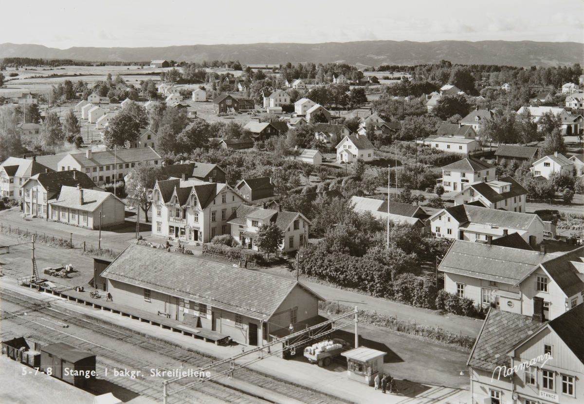 Postkort, Stange sentrum, Stangebyen, Stange stasjons pakkhus, hus i i Jernbangata fra venstre: Central kino, Bjørheim - Freninggården, Oppheim - Lundberggården og Magnus Godagers butikk, sett fra kornsiloen,