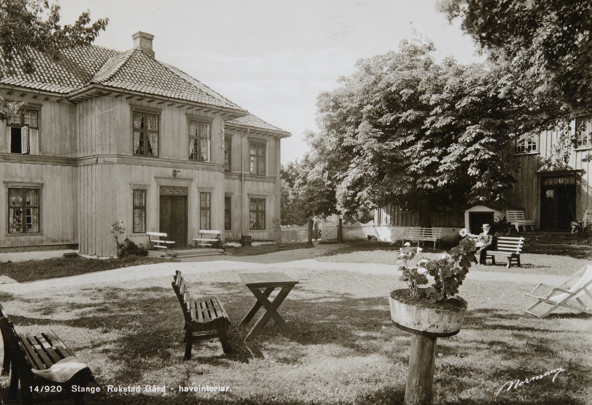 Postkort, Stange, inntunet på Rekstad gård, hovedbygning, hageanlegg, føderådsmannen sitter på en benk,