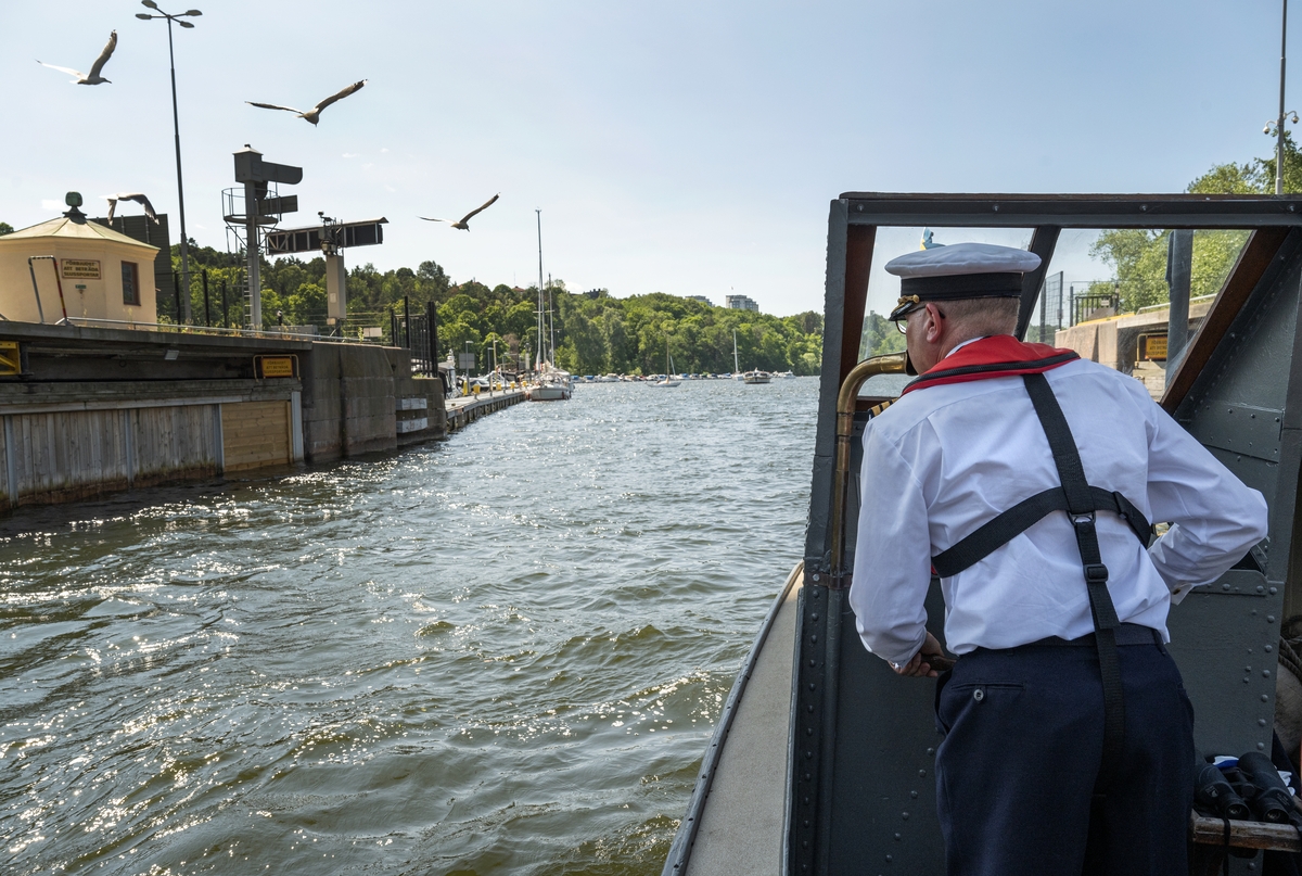 Tur med Ångslup 45 från fartygspiren, Galärvarvet till Stockholms stadshus som fyller 100 år. Möter där upp kungaslupen Vasaorden som ska transportera kungaparet från Riddarholmen till Stockholms stadshus.