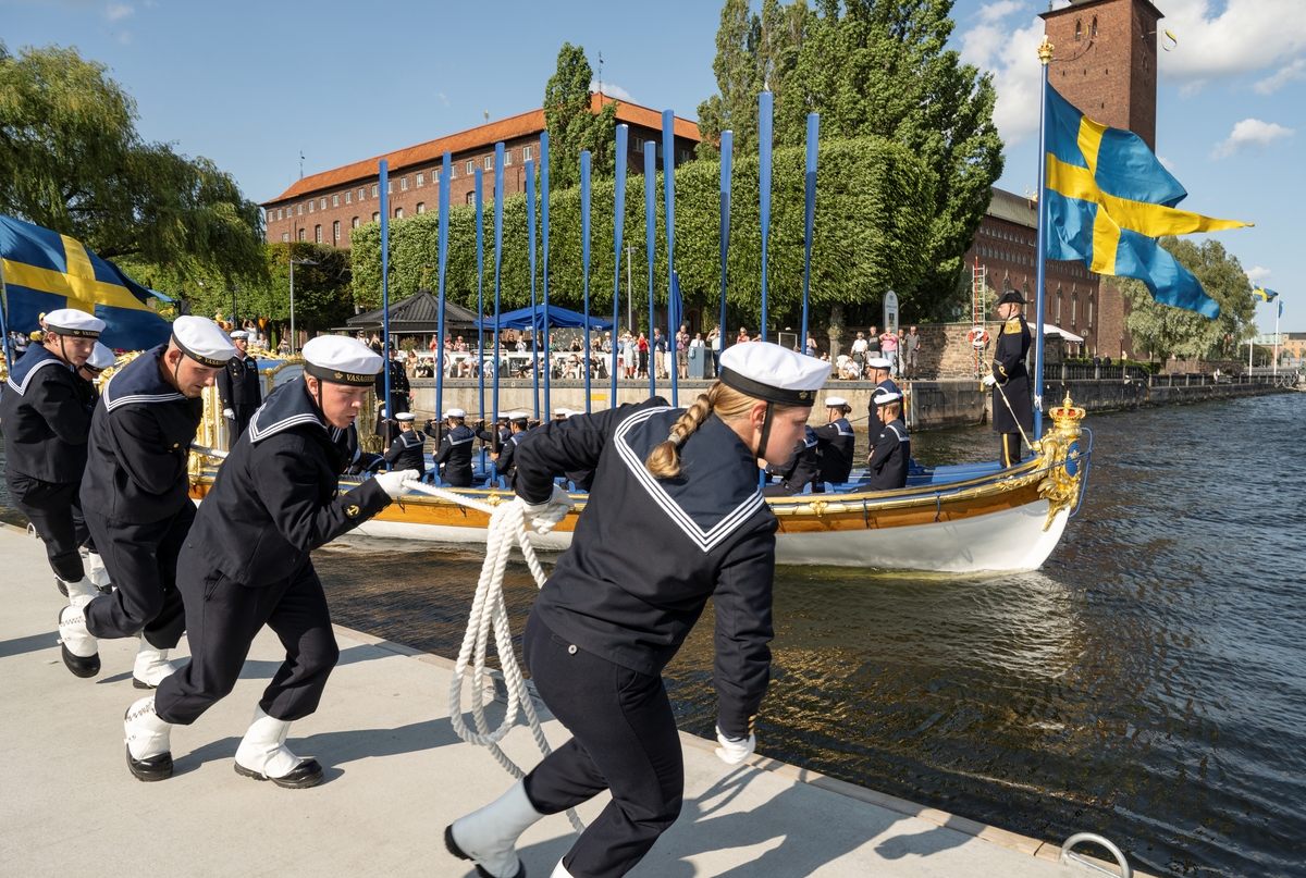 Tur med Ångslup 45 från fartygspiren, Galärvarvet till Stockholms stadshus som fyller 100 år. Möter där upp kungaslupen Vasaorden som ska transportera kungaparet från Riddarholmen till Stockholms stadshus.