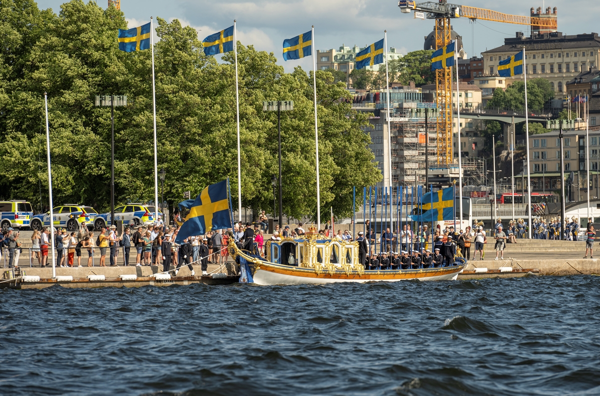 Tur med Ångslup 45 från fartygspiren, Galärvarvet till Stockholms stadshus som fyller 100 år. Möter där upp kungaslupen Vasaorden som ska transportera kungaparet från Riddarholmen till Stockholms stadshus.