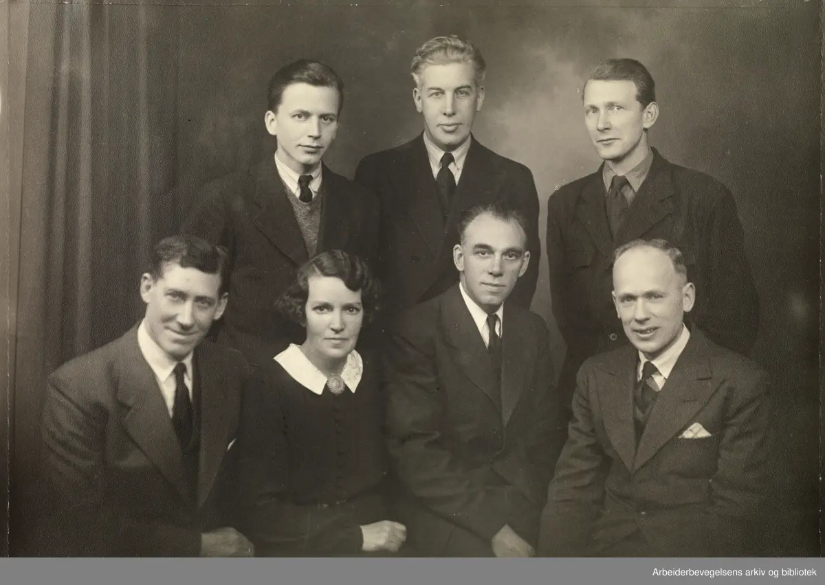 LO. Faglig utvalg 1940-1945. 1.rekke: Sigvald Voldsæter, Thyra Hansen, Alf Andersen, Gunvald Hauge. 2.rekke: Inge Scheflo, Frank Olsen og Harald Selaas...