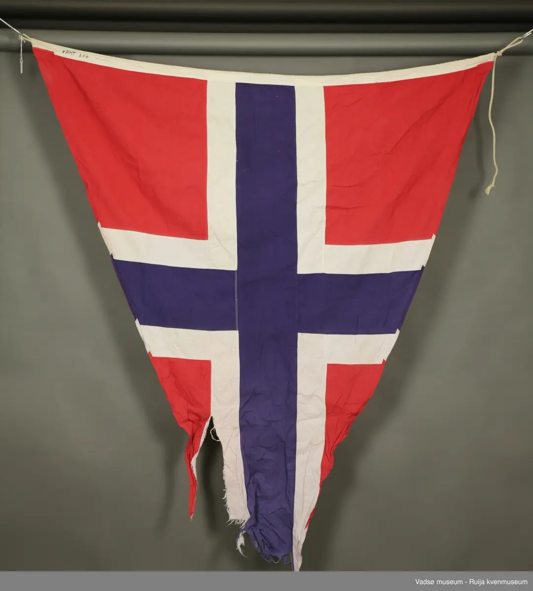 Stort vimpelflagg. Flagget har slitasje på enden.