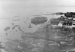 Utsikt over et tettsted som kan være Andenes. Det ligger fle