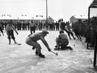 Bandymatch mellan Derby/Gottfridsberg och Vreta kloster på Tinnerbäcksbadet år 1954.

...

385 bilder om Linköping på 1950-talet från tidningen Östgötens arkiv. Framtidstro och optimism är ord som sammanfattar Linköping på femtiotalet. Årtiondet innebar satsningar för att förbättra linköpingsbornas livsvillkor. Bostadsfrågan och trafiklösningarna dominerade den lokalpolitiska agendan.
Bilderna digitaliserades år 2013.