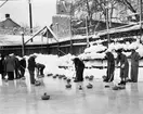 Linköpings curlingklubb i aktion söndagen den 7 januari år 1951. 

Linköpings curlingklubb bildades den 10 december år 1920. Från 1929 låg verksamheten i anslutning till Tennishallen som låg i kvarteret Aspen vid Konsistoriegatan. Där lät de även uppföra en egen klubbstuga.

...

385 bilder om Linköping på 1950-talet från tidningen Östgötens arkiv. Framtidstro och optimism är ord som sammanfattar Linköping på femtiotalet. Årtiondet innebar satsningar för att förbättra linköpingsbornas livsvillkor. Bostadsfrågan och trafiklösningarna dominerade den lokalpolitiska agendan.
Bilderna digitaliserades år 2013.