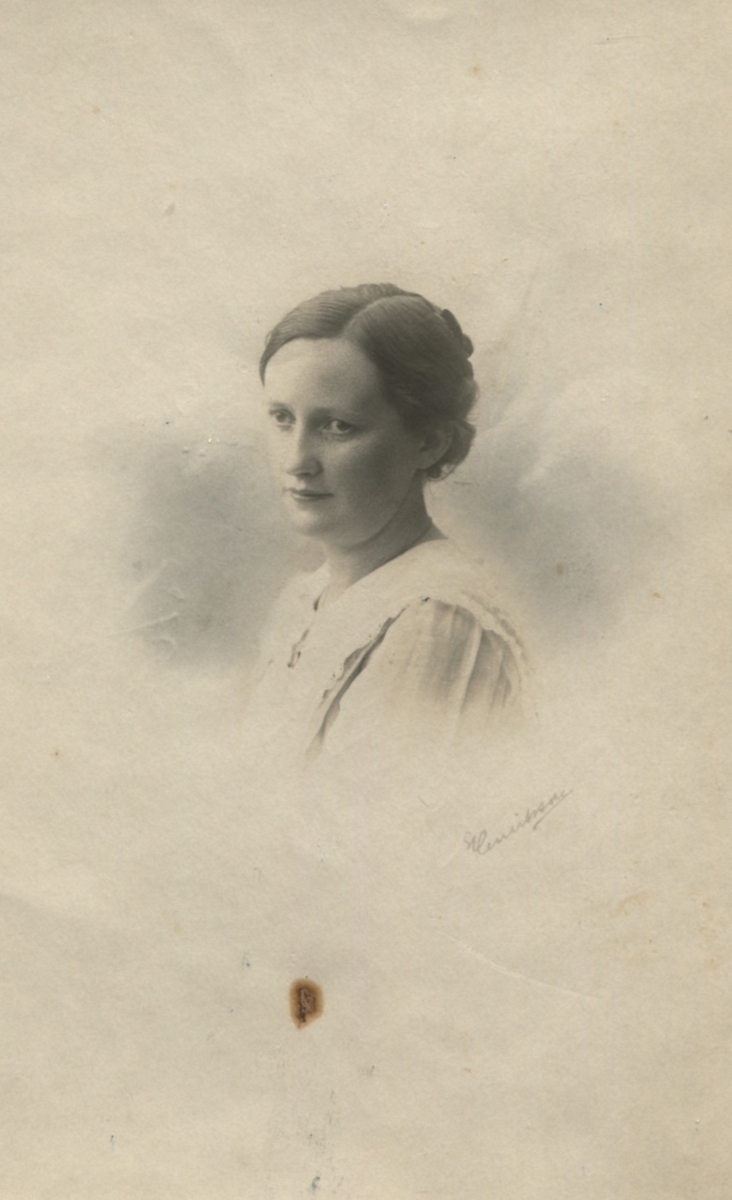 Ateljéporträtt av Matilda Pettersson (1886 - 1965), Backen eller Högen ...
