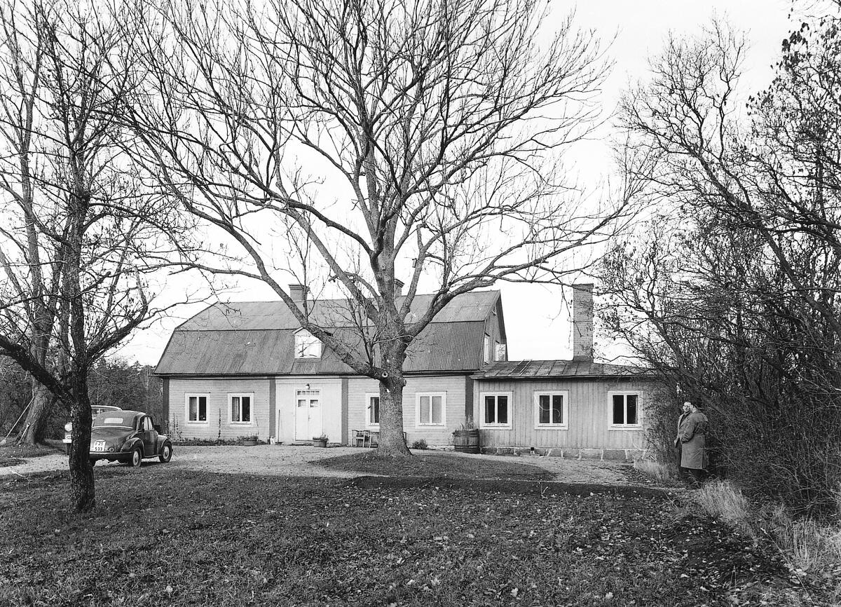 Huvudbyggnaden på Drevinge gård - troligtvis från 1700-talet - låg från början vid Erstaviks herrgård, men flyttades på 1820-talet till Drevinge vid Lännerstasundet. Foto 1959.