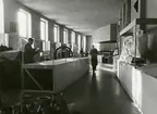 Utställning i Örlogsavdelningen, södra flygelns östra del. Provmonteringen februari 1946. Flaggstyrman Göransson och vaktmästare Lundqvist i arbete.