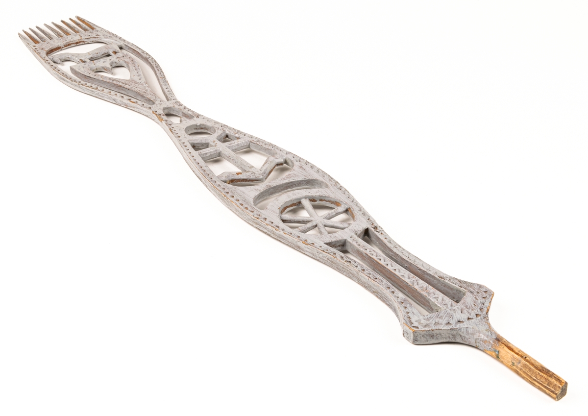 Linfäste, vitmålat.