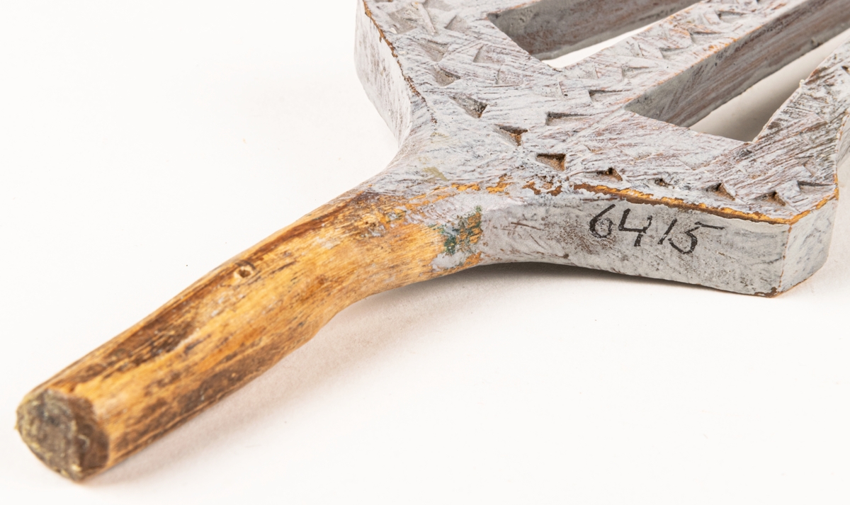 Linfäste, vitmålat.