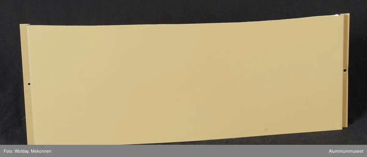 Prøve på veggplate. To deler sammenlimt; forside og bakside. Bakside ikke farget