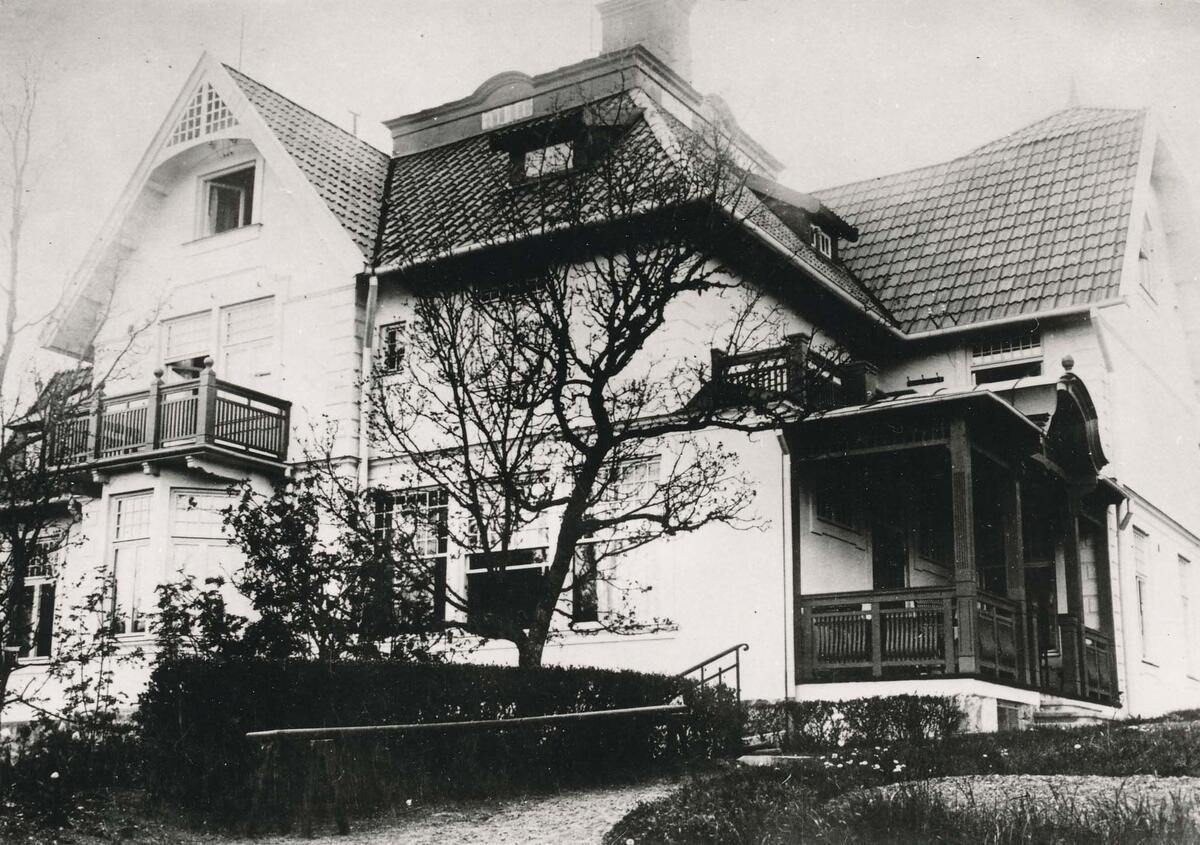 Fastigheten Skogshöjden - även kallad Villa Bellevue - på Vikvägen 19 (dåvarande Källvägen 19) i området Rösunda, ägdes 1916 av grosshandlare H. Lembke och 1944 av direktör O.E. Botolfsen. Huset är idag rivet. Tomten har styckats och gett plats åt ett tiotal villor. Vykort poststämplat 1916.