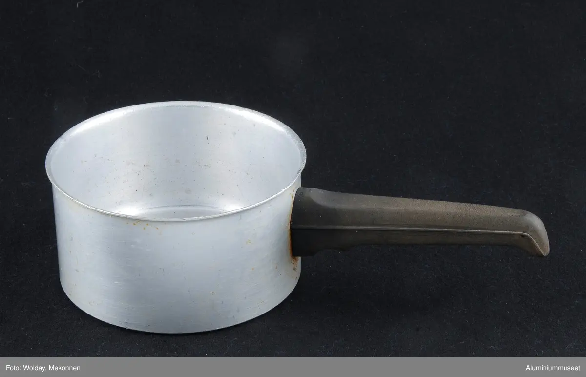 Liten gryte uten fals, et langt skaftehåndtak av bakelitt
