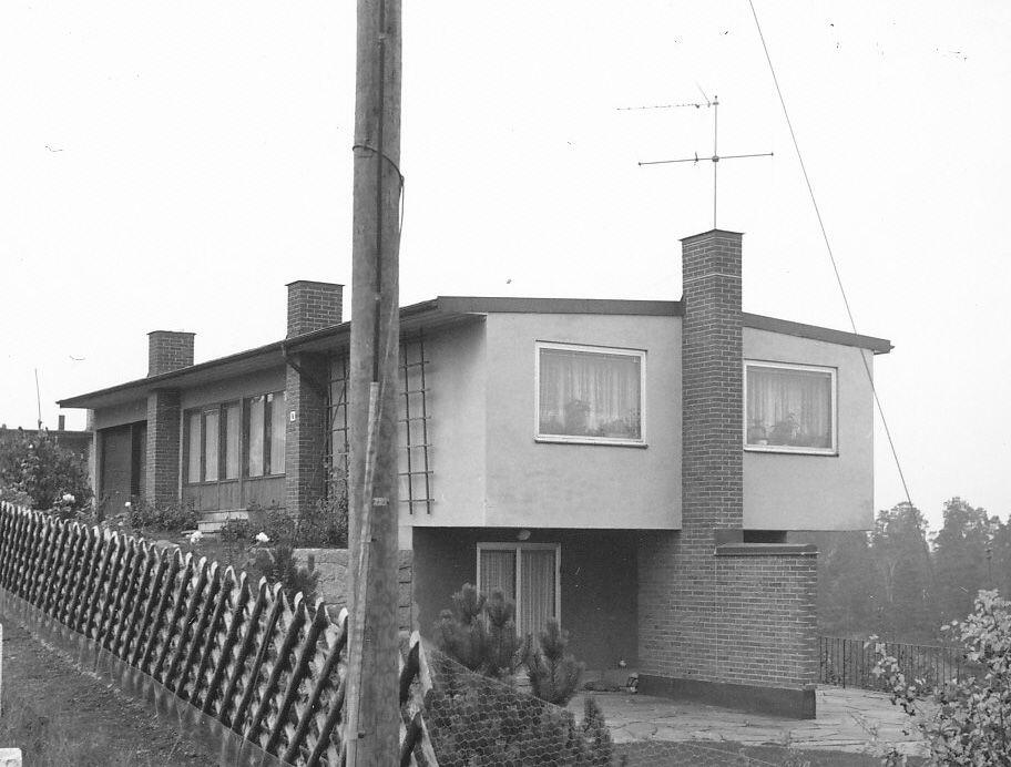 Villa - ritad av arkitekt Gösta Rönnbäck 1961 - på Branta Stigen 16 i Igelboda. Foto ca 1970.