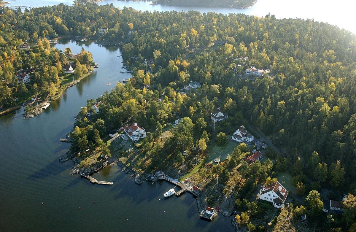 Flygfoto över Älgö. Foto 2004.