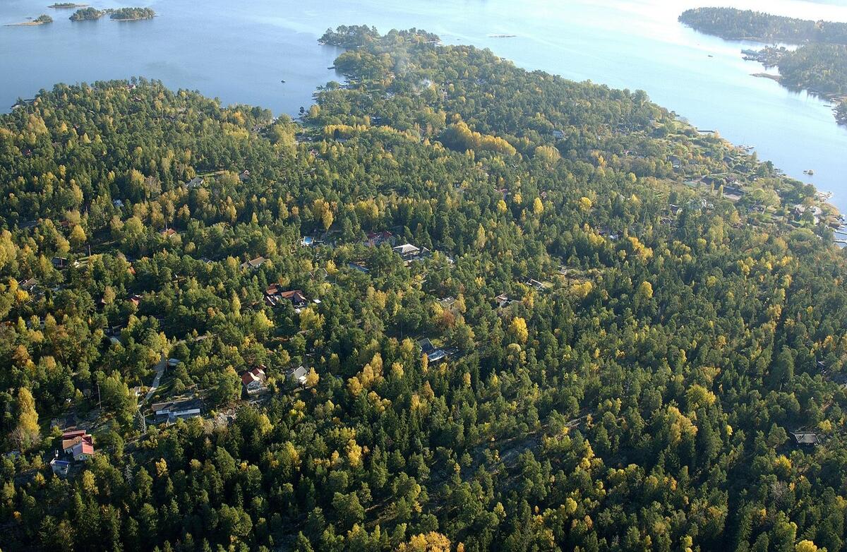 Flygfoto över Älgö. Foto 2004.