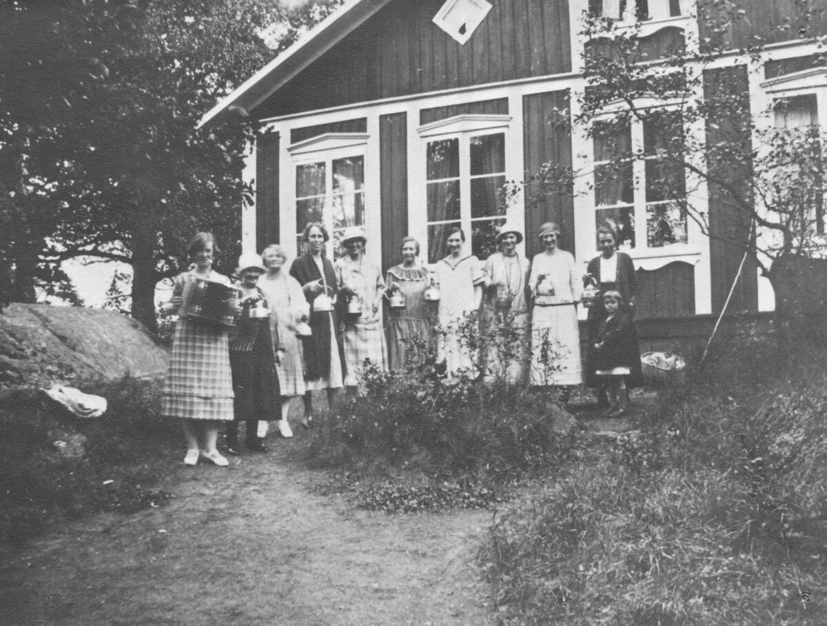 Midsommarfirande vid Stora villan på Fisksätra holme. Foto 1926.