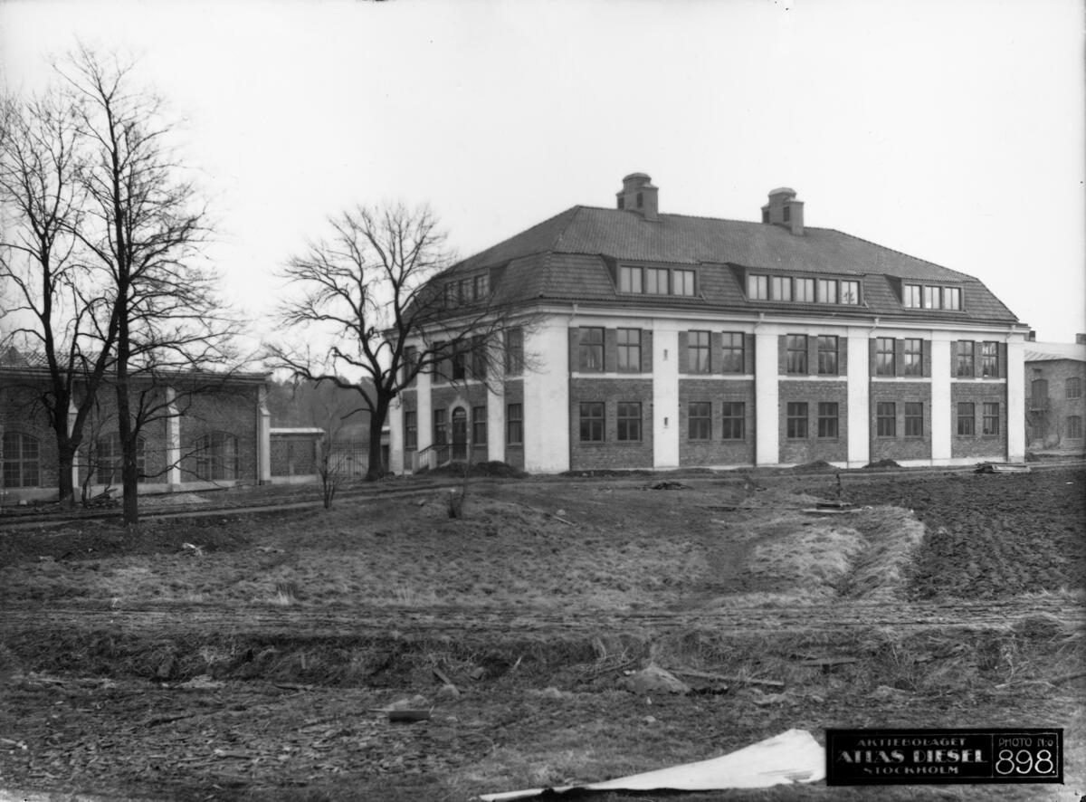 Tekniska kontoret - en av de bevarade byggnaderna i området - uppfördes 1913. Byggnaden, ritad av arkitekten Albin Brag,  innehöll ritkontor, tjänstemannakontor och chefsrum. Till vänster syns Dieselverkstaden. Foto ca 1917.