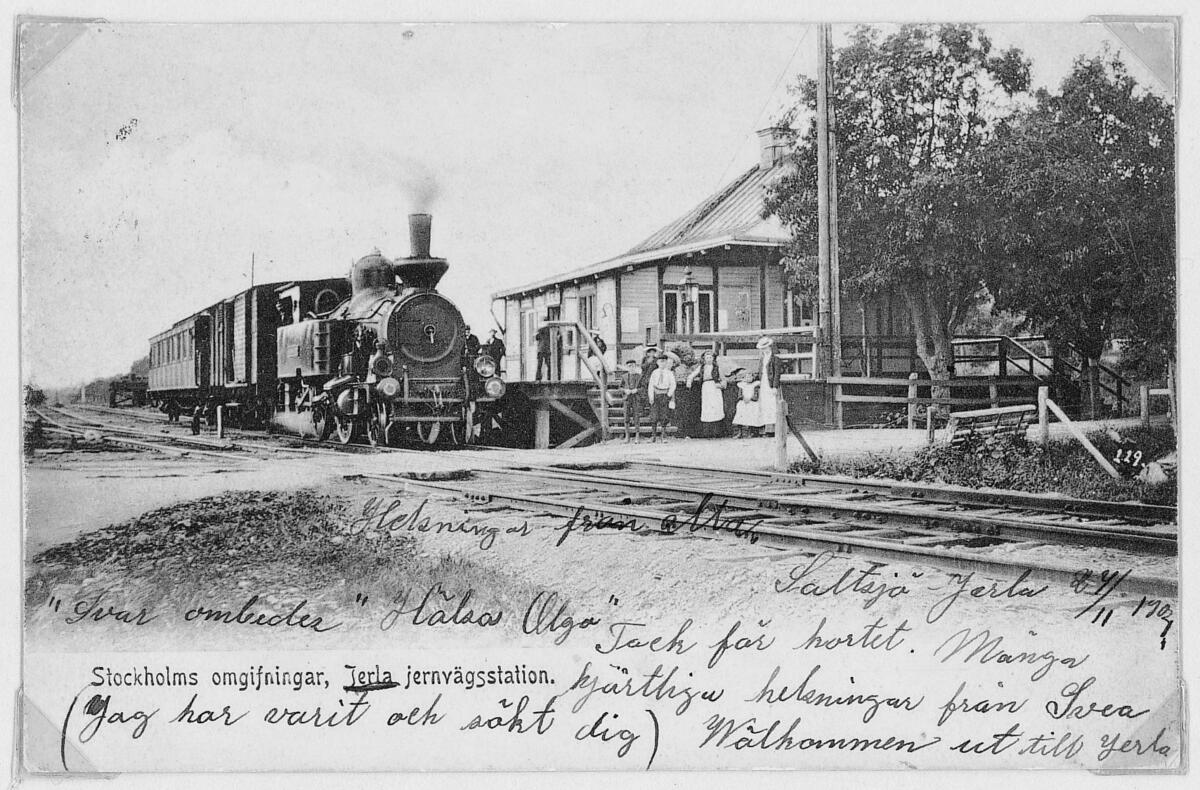 Saltsjö-Järla station. Tåget med ånglok  anländer från Stadsgården. Stationen - som öppnades den 1 april 1894 - fick stor betydelse för Saltsjöbanans godstrafik. Väntsal och mindre godsmagasin byggdes 1900. Större godsmagasin byggdes 1913, som ersattes av ett nytt 1943. På 1940-talet moderniserades stationen. Vykort daterat "Saltsjö-Jerla" den 24/11 1902.