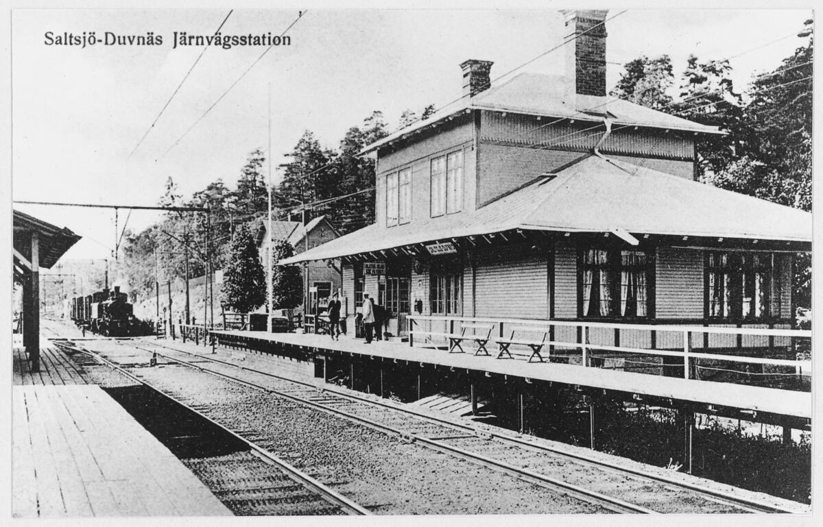 Saltsjö-Duvnäs station. Stationen öppnades den 8 juli 1893. Till vänster syns ett av de ånglok, som trafikerade banan. Vykort ca 1910.