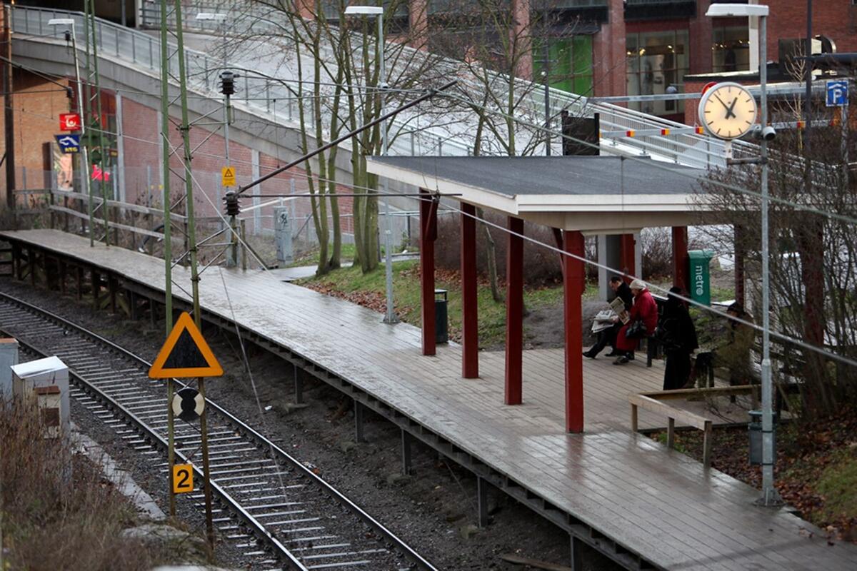 Sickla station. Hållplatsen, öppnad den 1 april 1894, kallades under de första fyra åren för Sickla Djurgård. År 1913 byggdes en ny väntkur - idag ersatt med en enklare konstruktion. Foto 2009.