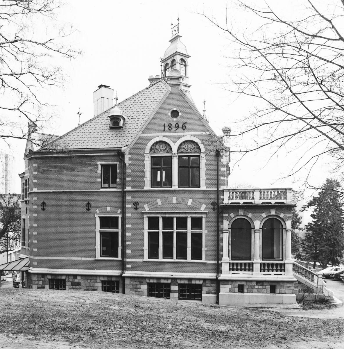 Setterwallska villan - ritad av arkitekt Lars Johan Laurentz - uppfördes i Finntorp 1896. I denna patriciervilla bosatte sig grosshandlaren Jacob Setterwall med sin maka Sophie. Setterwallska villan var bostad fram till 1945 och har därefter haft många olika funktioner, bl.a. som vandrarhem, sjukkassa och lågstadieskola. Villan var under ett antal år även i Nacka stads ägo. Idag - 2010 - ägs villan av ett företag. Foto 1987.