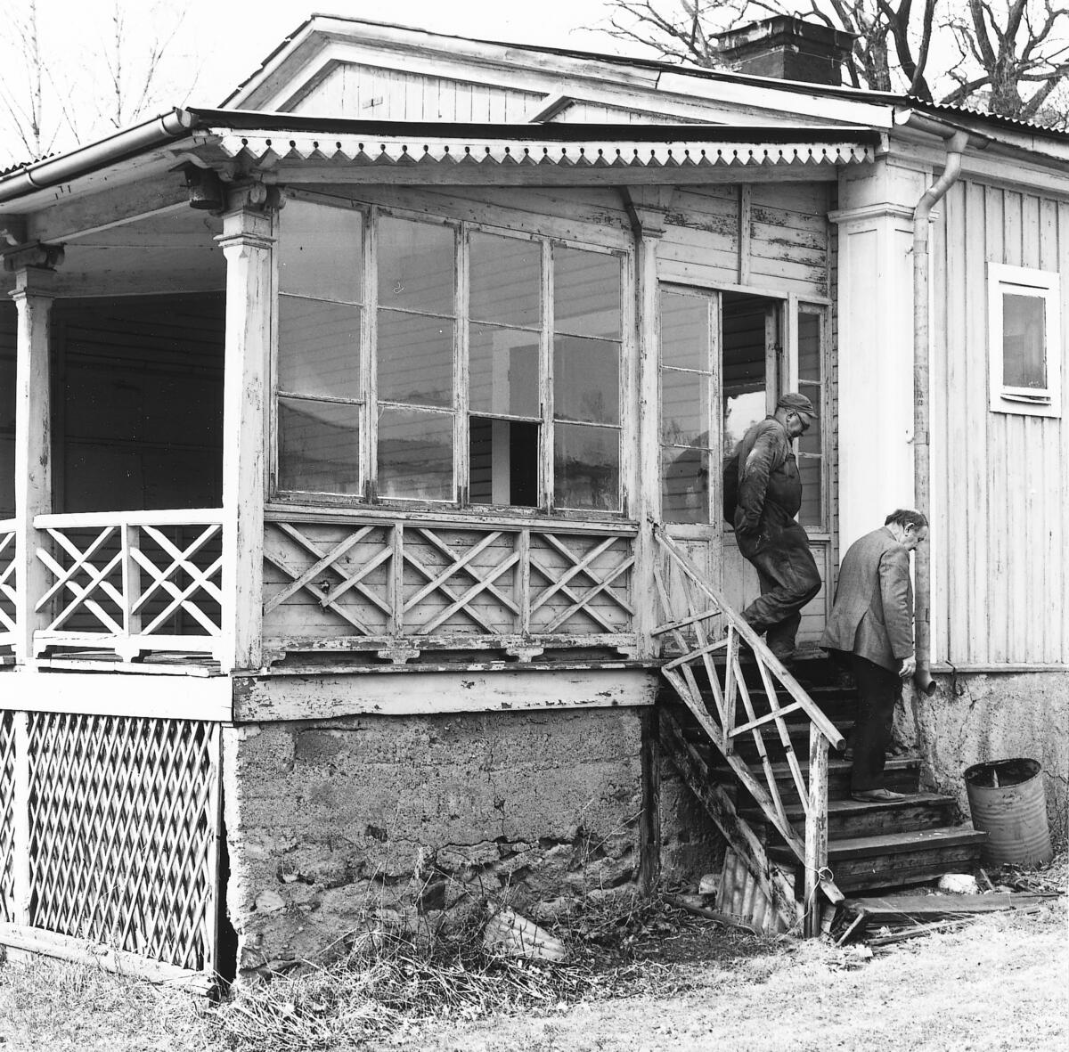 Villa Trollebo på Långsjövägen 3 i Nysätra. År 1981 monterades villan ned och flyttades till Skurusundet. Längst ned på trappan står konstnären Olle Nyman. Foto 1980.