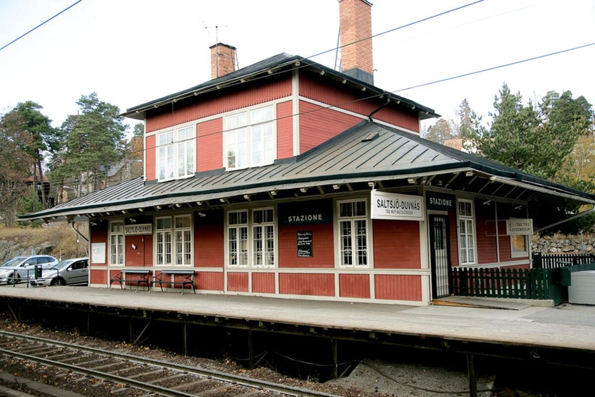 Saltsjö-Duvnäs station. Stationen öppnades den 8 juli 1893. Stationsbyggnaden är fortfarande i stort sett i originalskick. Foto 2009.
