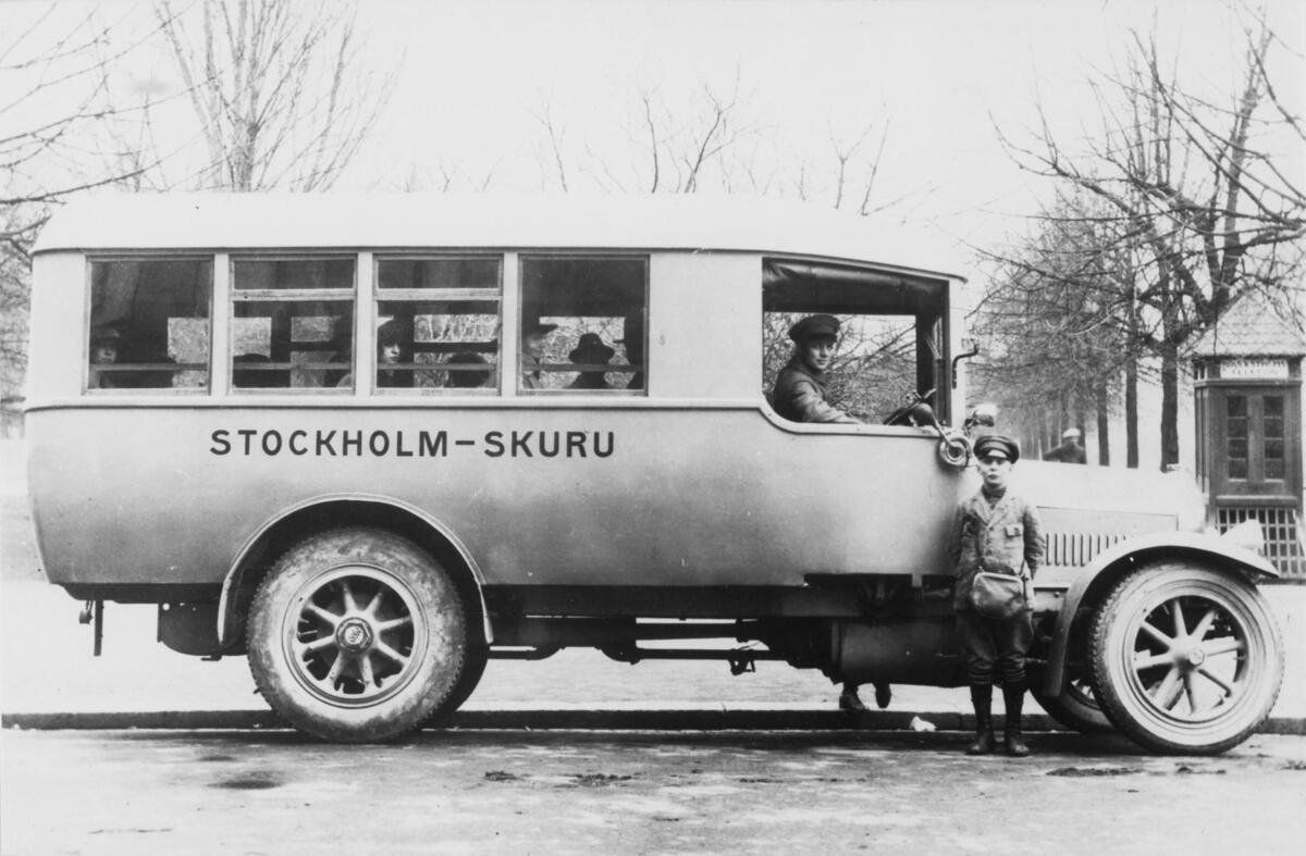 Vagn nr 3, en tysk M.A.N. från 1922,  fotograferad vid ändhållplatsen. Förare är Harald Frisk och konduktör Erik Nylund. Foto 1923.