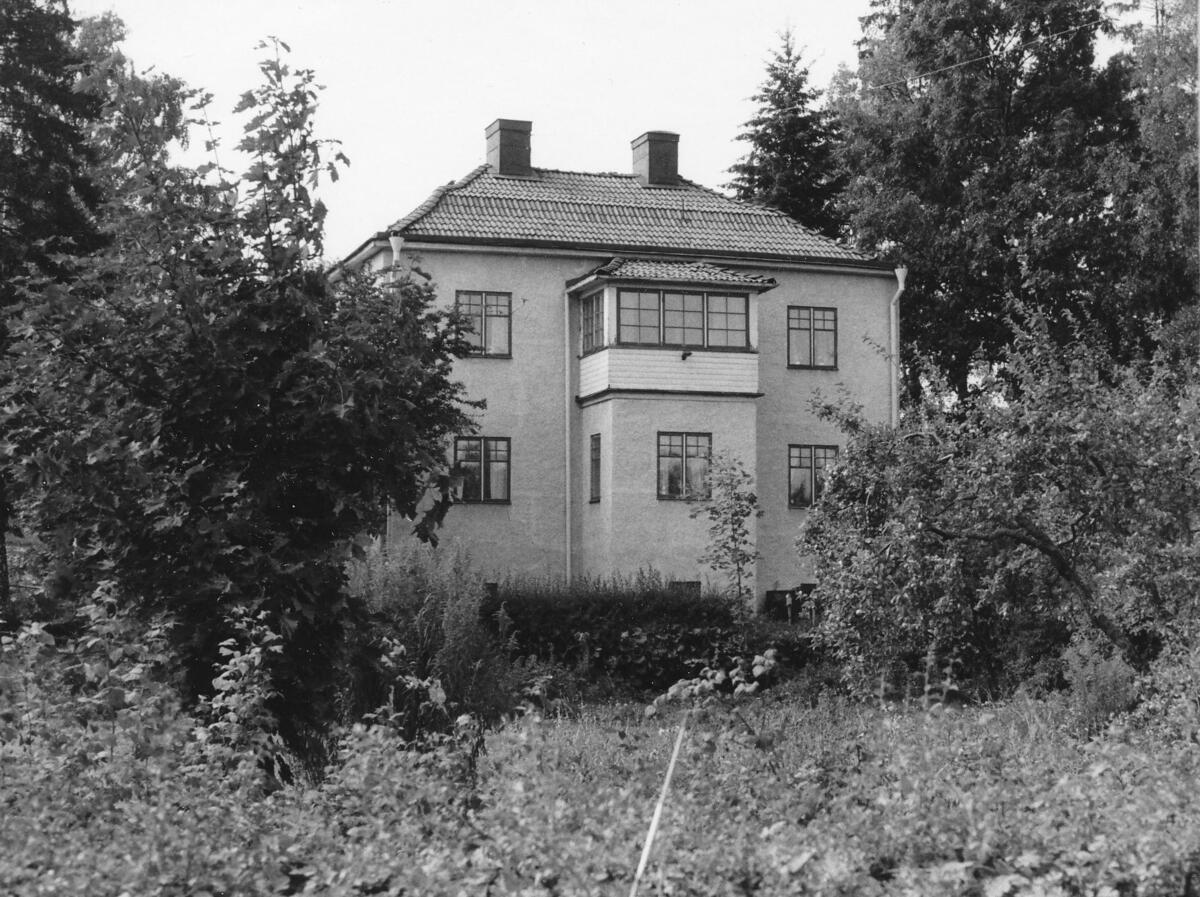 Villa - kallad "Villa Japan" - på Ulvsjövägen 3 i Kolarängen. Foto 1983.