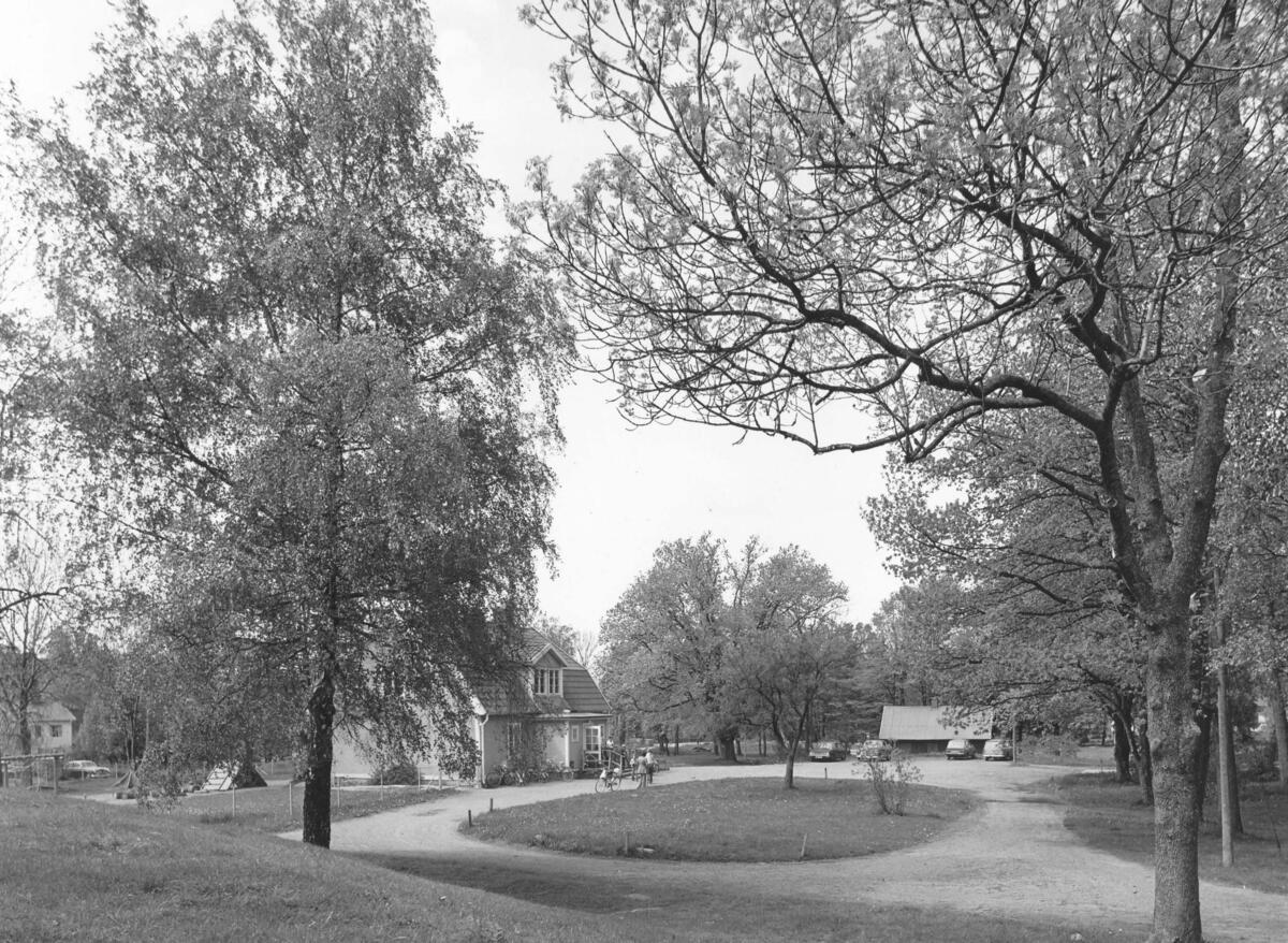 Den nya huvudbyggnaden - till vänster - på gamla Älta gård återuppfördes på samma plats där den tidigare flygelbyggnaden stod. Byggnaden ersatte den gamla mangårdsbyggnaden, som revs 1935. Med tiden mögelskadades huset och och en ny byggnad återuppfördes 1996 med den gamla byggnaden som förlaga. Foto 1975.