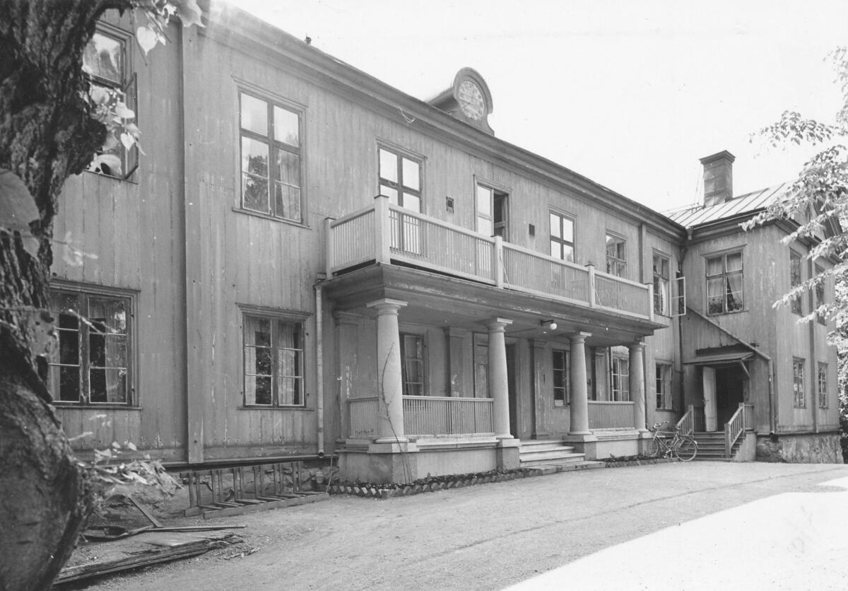 Stora Sickla gårds mangårdsbyggnad från 1795 låg vid Sickla allé - vid nuvarande Fredells byggvaruhus. Den sengustavianska byggnaden i två våningar totalförstördes vid en brand 1989. Foto 1960-talet.