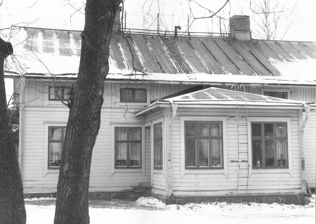 Bostadshus med två lägenheter beläget i sydvästra delen av Finnbodas varvsområde. Foto 1983.