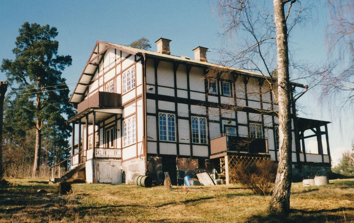 Villa Berga på Tegelön. Sommarvillan uppfördes på 1880-talet av grosshandlare Emil Egnell. Den ritades av arkitekten Carl Fredrik Ekholm. Foto ca 2000.