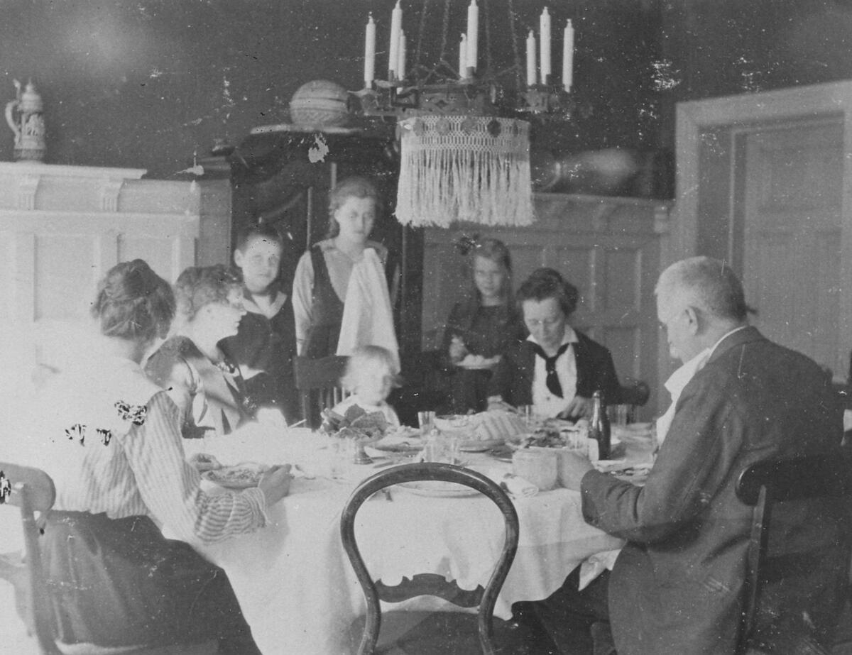 Interiör från matsalen i Villa Leander på Storängens Strandväg 1. Arkitekt Arvid Bjerke ritade byggnaden år 1905 på uppdrag av journalisten Hans Leander. Åren 1921-1936 var författaren och historikern E. Alfred Jansson bosatt i villan. Foto ca 1920.